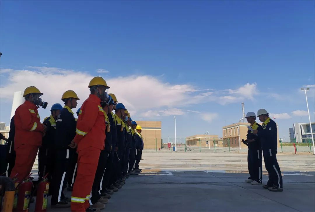 在模擬中掌握技能，在演練中提升自我——哈密巨融能源組織開展消防滅火應(yīng)急演練活動(dòng)