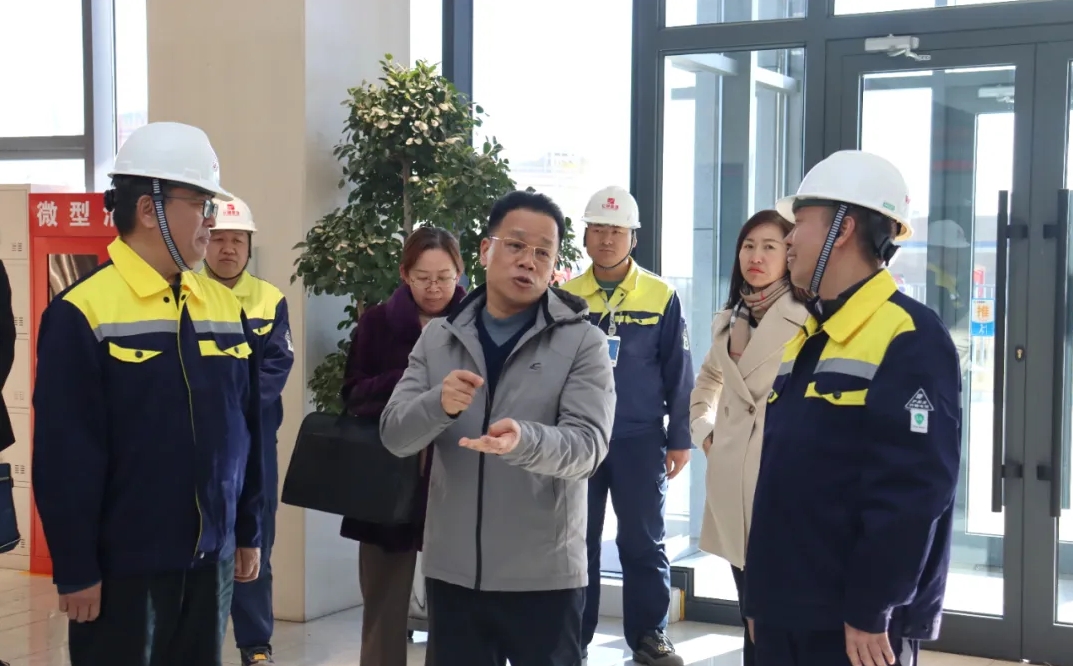 中國石化銷售股份有限公司新疆石油分公司黨委副書記、總經(jīng)理李新強(qiáng)一行蒞臨哈密巨融能源調(diào)研指導(dǎo)工作